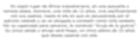 En alg�n lugar de �frica subsahariana, en una peque�a y remota aldea, Komona, una ni�a de 12 a�os, vive pac�ficamente con sus padres, hasta el d�a en que es secuestrada por el ej�rcito rebelde y se ve obligada a combatir como ni�a soldado. Por su capacidad para salvarse, le nombran �bruja de la guerra�. Su �nica salida y amigo ser� Mago, un chico albino de 15 a�os que desea casarse con ella.